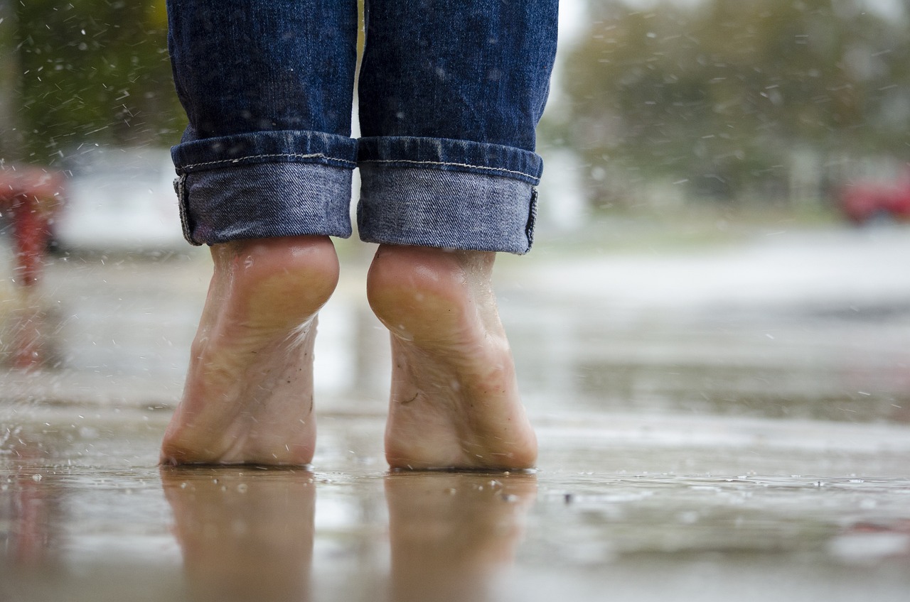 pieds nus sous la pluie