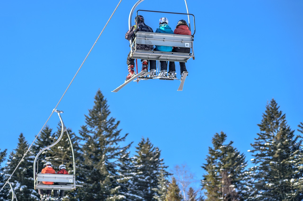 ski lift, skis, skiers