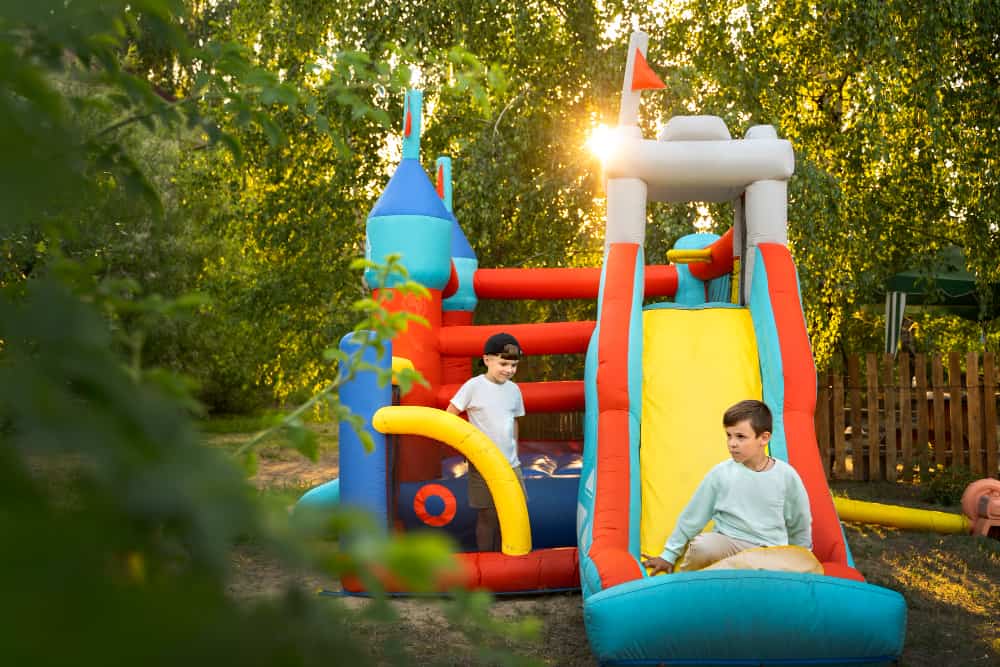 Aires de jeux pour enfants: l’importance de jouer en plein air