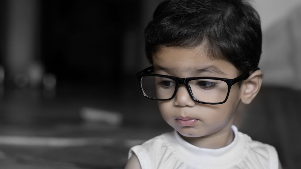 Comment préparer votre enfant à sa première visite chez l’opticien ?