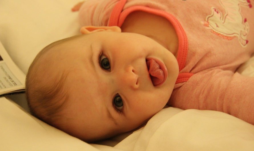 Développement de bébé : décryptage du claquement de langue