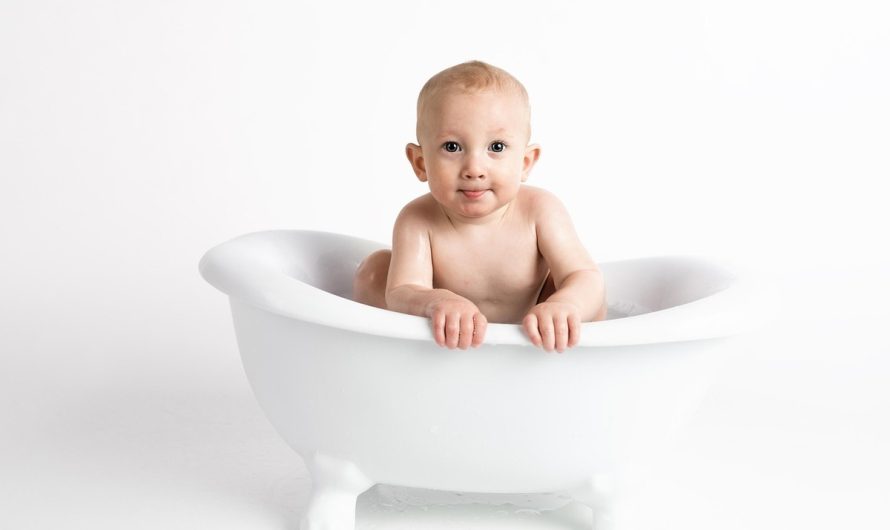 Pleurs dans le bain : comprendre l&rsquo;insécurité de bébé et l&rsquo;apaiser
