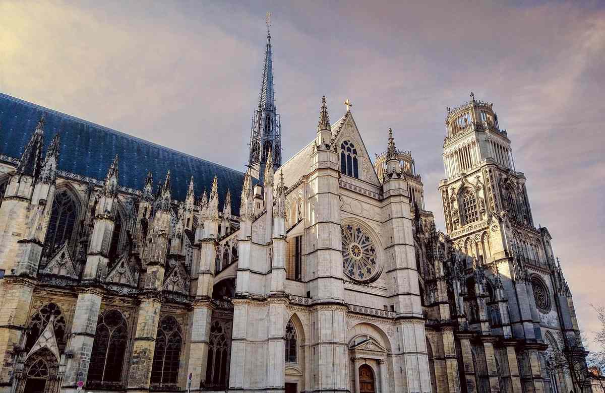 Cathédrale Notre-Dame de Reims façade gothique ciel nuageux détails sculpturaux