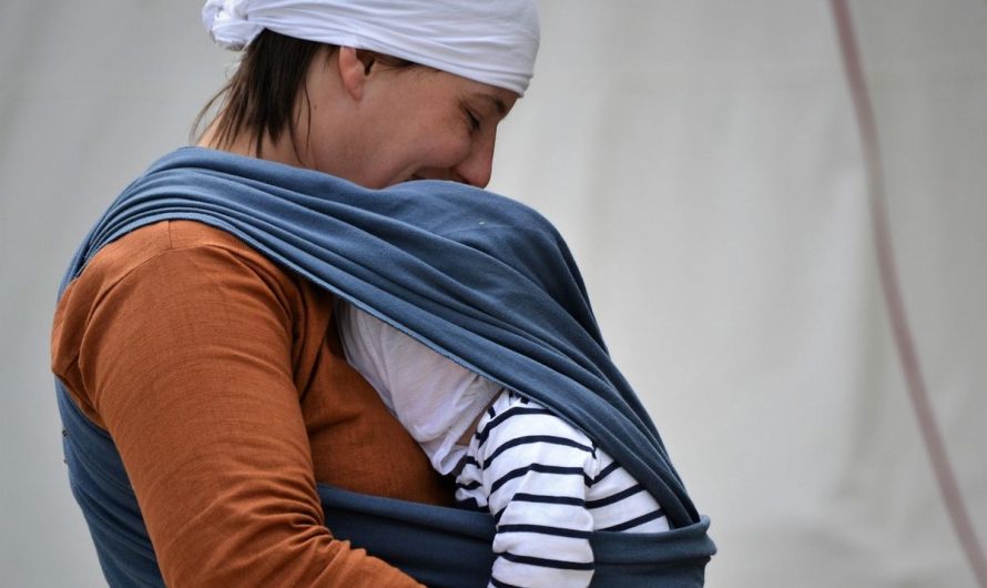 Pourquoi bébé se calme quand on le porte en écharpe