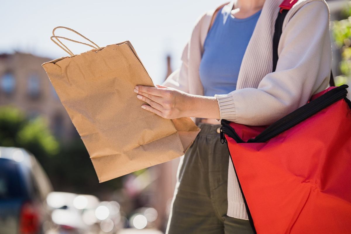Femme avec sacs de courses marchant dans une ville