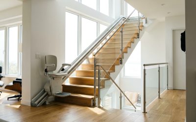 Monte-escalier installé le long d'un escalier de maison, rampe moderne, intérieur clair