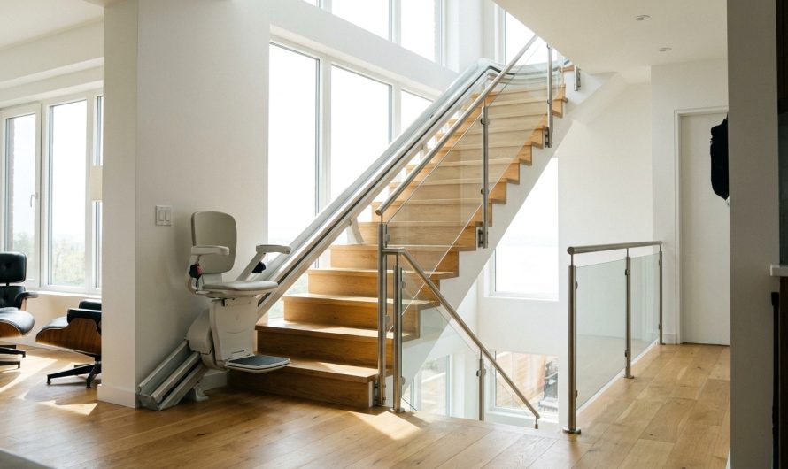 Perte de mobilité : pourquoi et comment installer un monte-escalier ?
