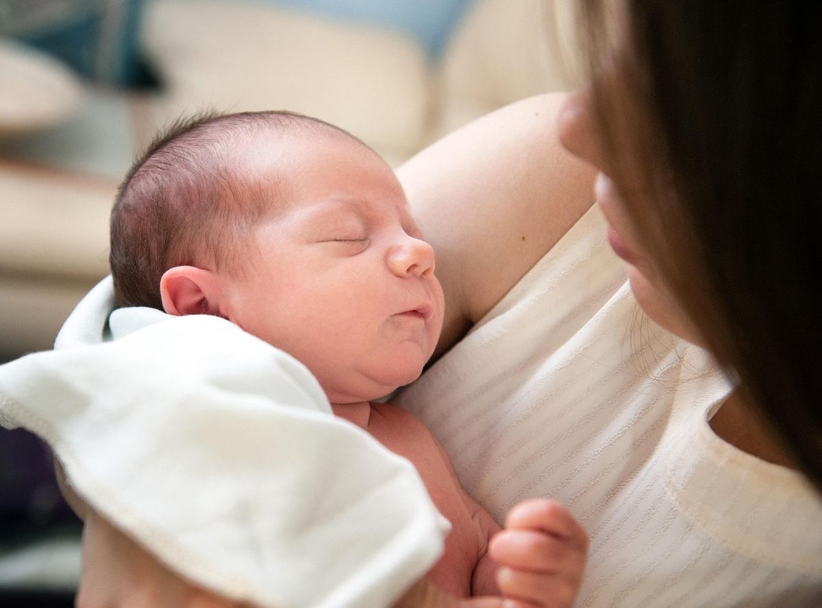 un nouveau-né paisible reposant contre la poitrine maternelle un nouveau-né paisible reposant contre la poitrine maternelle