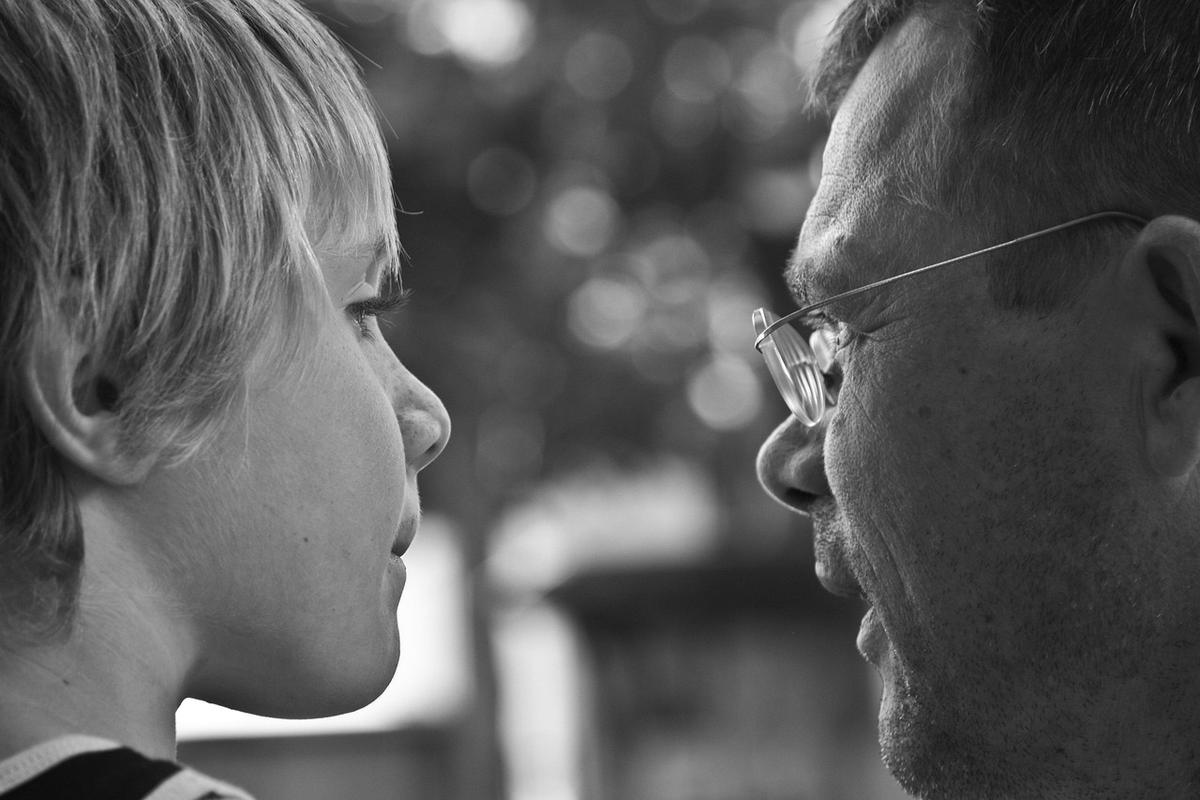 Un homme et un garçon face à face
