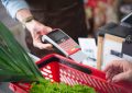 Paiement au terminal de caisse avec panier de courses et légumes