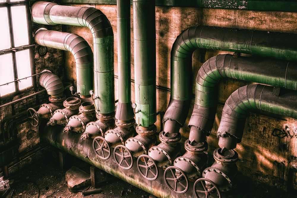 Tuyaux et vannes dans une usine