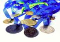 Médailles de bronze, argent et or attachées à des rubans bleus