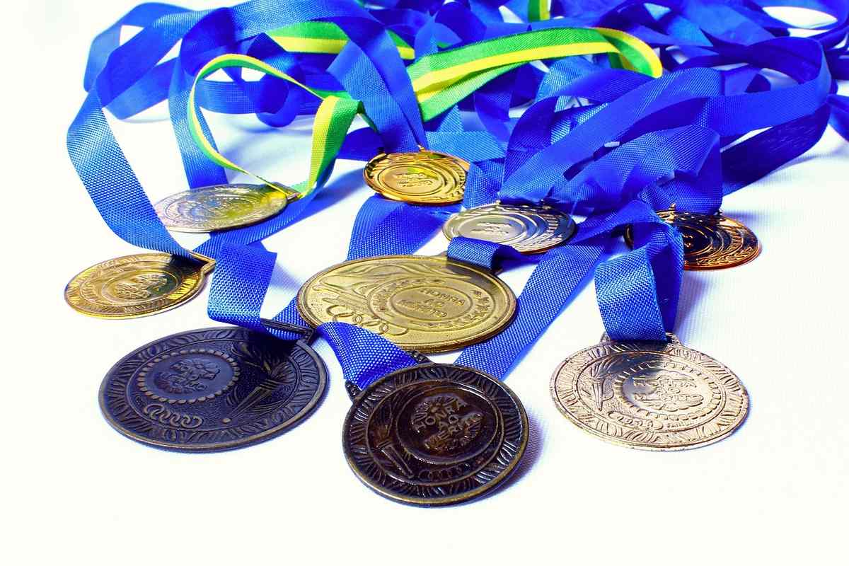 Médailles de bronze, argent et or attachées à des rubans bleus