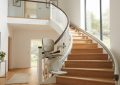 Monte-escalier moderne sur un escalier tournant, maison lumineuse