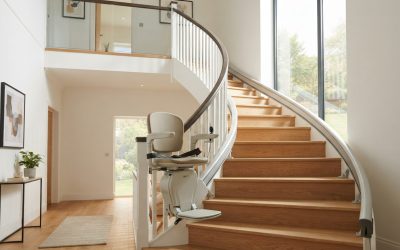 Monte-escalier moderne sur un escalier tournant, maison lumineuse