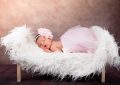 Un bébé dort paisiblement dans un berceau en duvet blanc