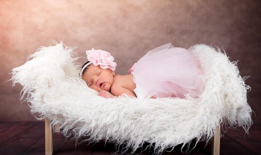 Bébé se réveille dès qu&rsquo;on le pose : pourquoi c&rsquo;est normal la nuit